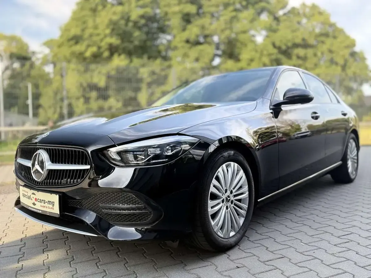 Gebraucht Mercedes C200 163 PS (119 kW) 2024 Schwarz metallic Limousine