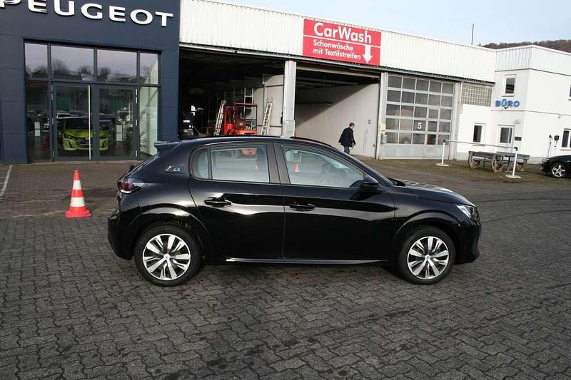 Gebraucht Peugeot e-208 Active 100 kW (136 PS) 2021 Schwarz Kleinwagen