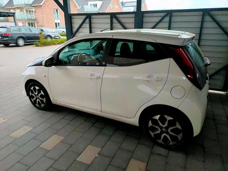 Weiß Gebraucht 2020 Toyota Aygo Kleinwagen | 10.500 € (Fairer Preis) - Bild 1/4