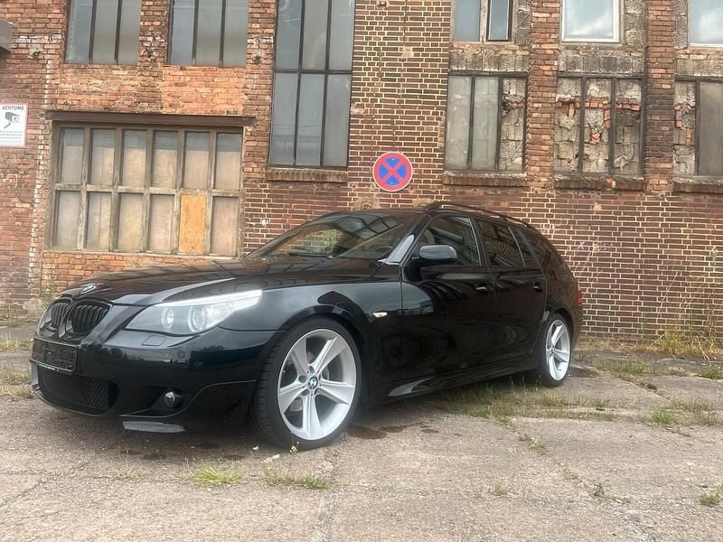 Schwarz Gebraucht 2006 BMW 523 M Sport Kombi | 10.999 € - Bild 1/4
