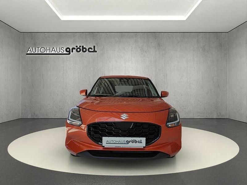 Neu Suzuki Swift Club 83 PS (61 kW) 2025 Flame orange pearl met. Kleinwagen