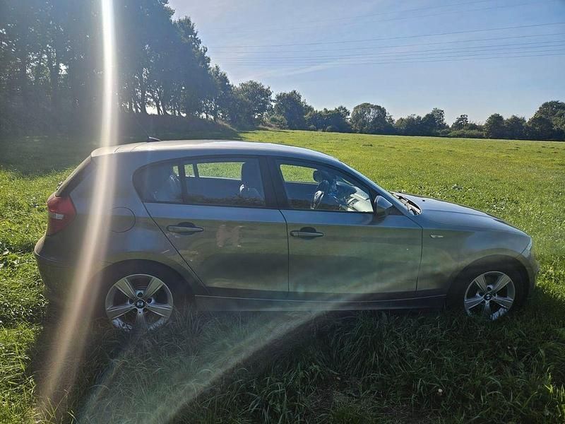 Grau Gebraucht 2011 BMW 118 Kleinwagen | 5.400 € (Teuer) - Bild 1/4