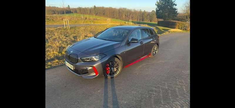 Grau Gebraucht 2022 BMW 128 Performance Limousine | 29.990 € (Fairer Preis) - Bild 1/4