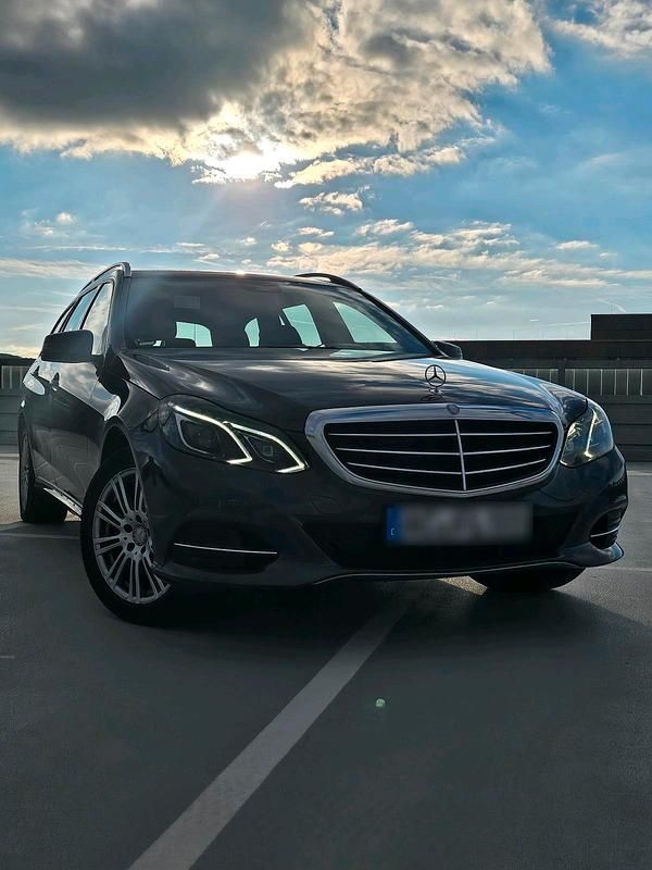 Grau Gebraucht 2014 Mercedes E250 Kombi | 9.500 € - Bild 1/4