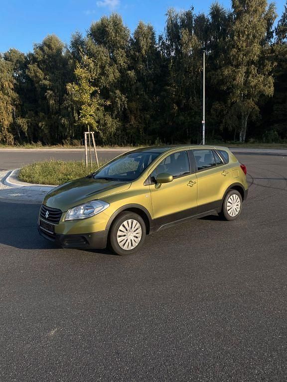 Grün Gebraucht 2015 Suzuki SX4 S-Cross Limousine | 7.199 € (Guter Preis) - Bild 1/4