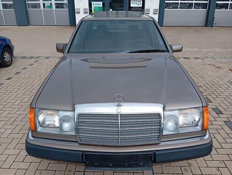 Braun Gebraucht 1990 Mercedes 250 Limousine | 7.700 € - Bild 1/4