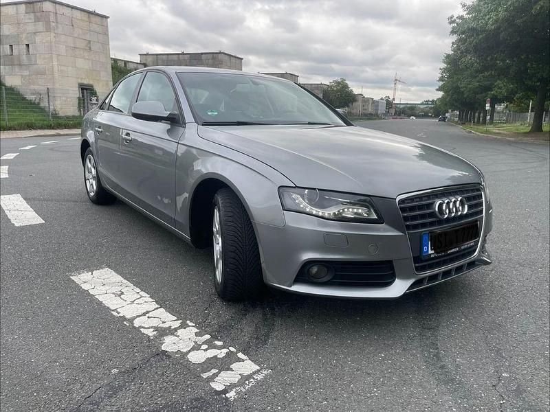 Grau Gebraucht 2010 Audi A4 Limousine | 7.800 € (Fairer Preis) - Bild 1/4