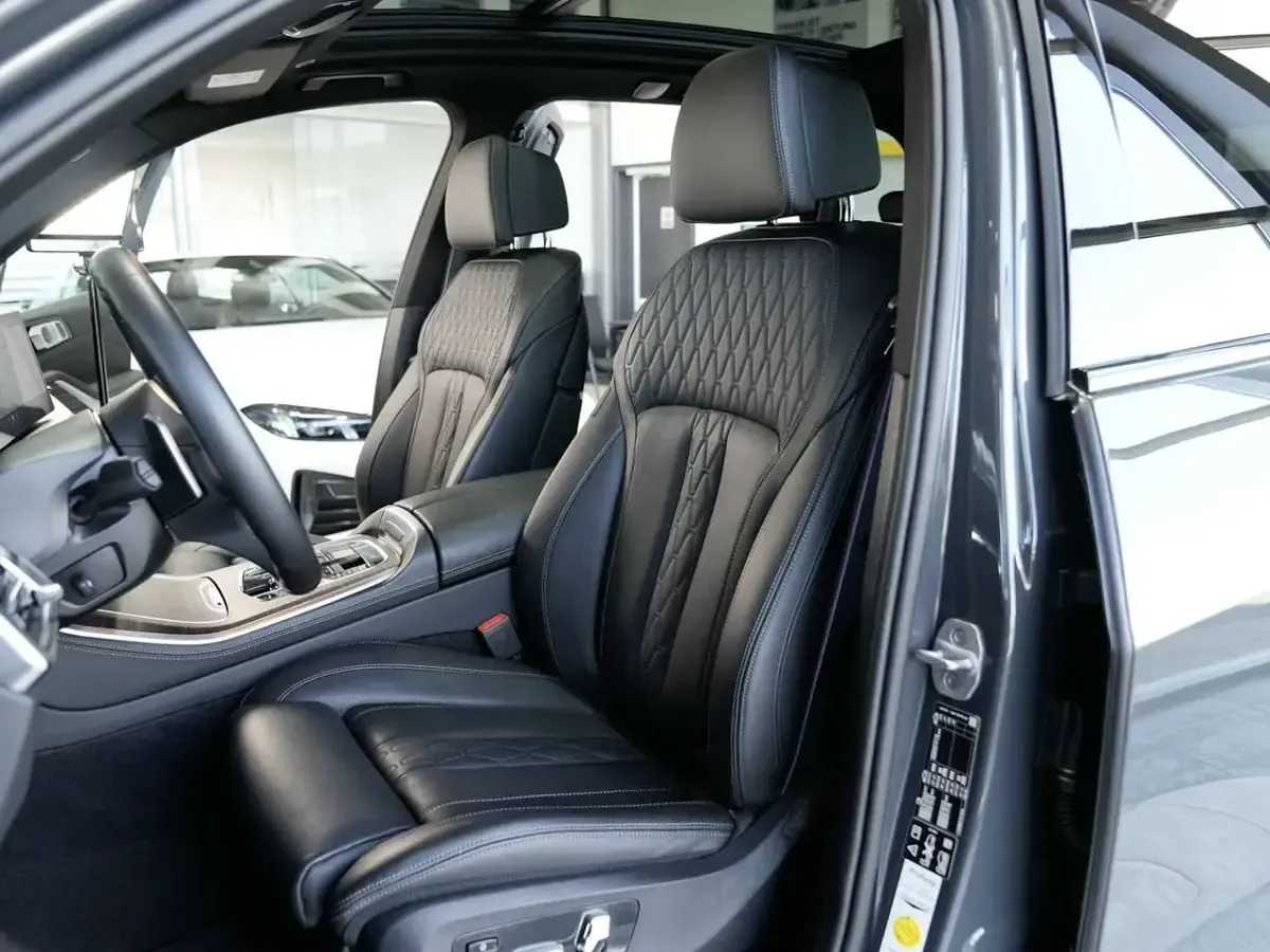 Gebraucht BMW X5 M Sport 298 PS (219 kW) 2024 Individual dravitgrau SUV