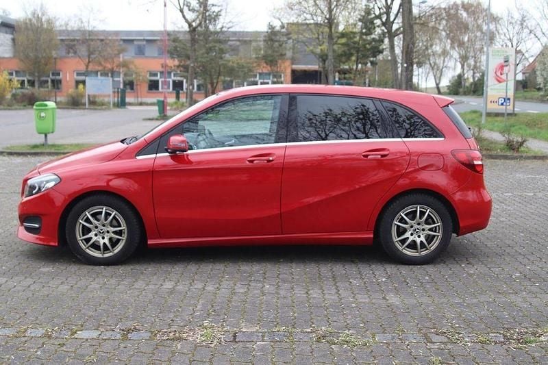 Gebraucht Mercedes B180 109 PS (80 kW) 2017 Rot Van / Kleinbus