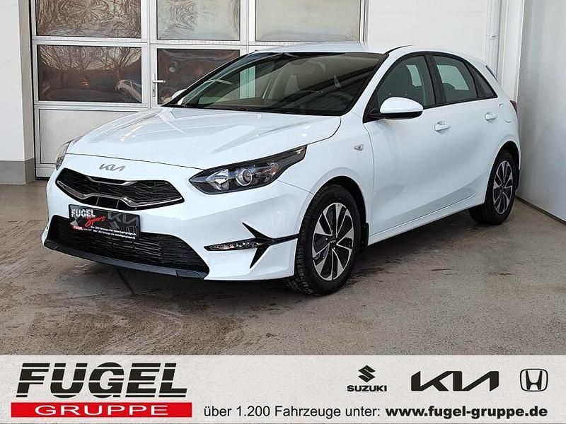 Cassa white Neu 2025 Kia Ceed Play Limousine | 19.499 € (Fairer Preis) - Bild 1/4
