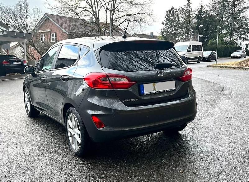 Gebraucht Ford Fiesta 101 PS (74 kW) 2018 Grau Kleinwagen