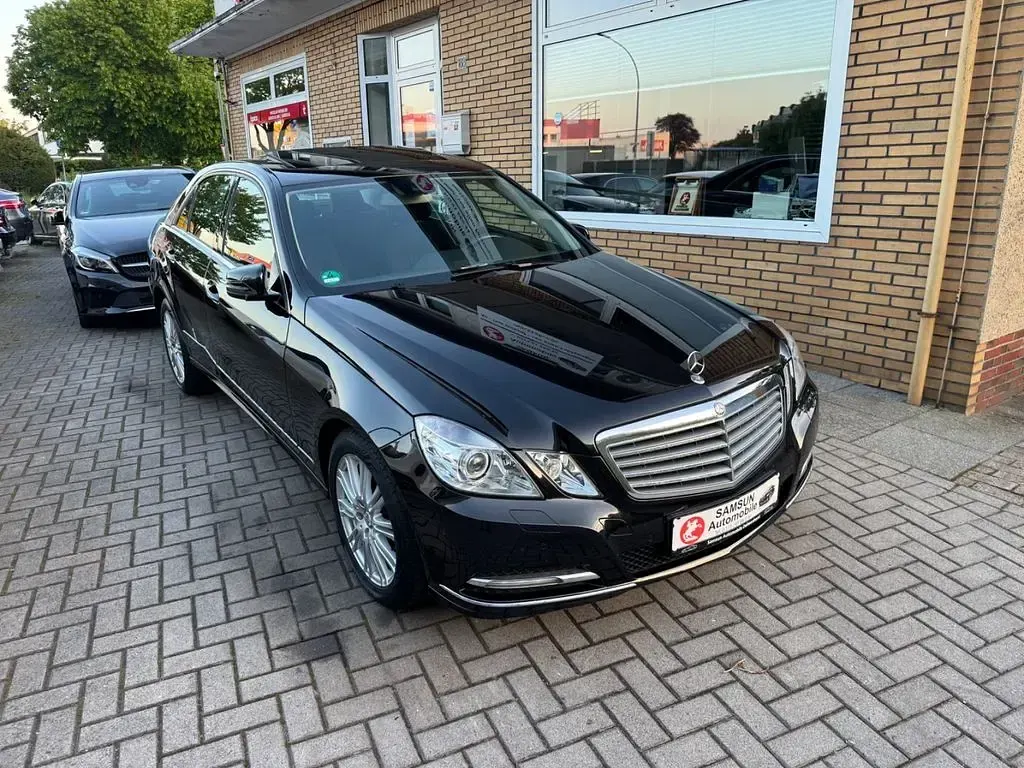 Używany Mercedes E220 170 KM (125 kW) 2012 Czarny Sedan/Limuzyna