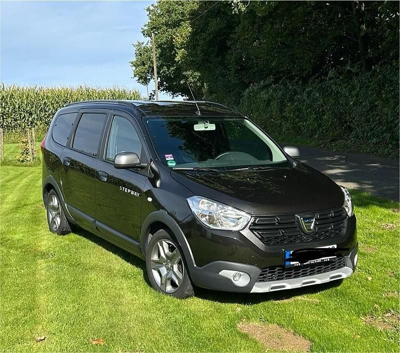 Schwarz Gebraucht 2021 Dacia Lodgy Stepway Van / Kleinbus | 15.500 € (Etwas zu teuer) - Bild 1/4
