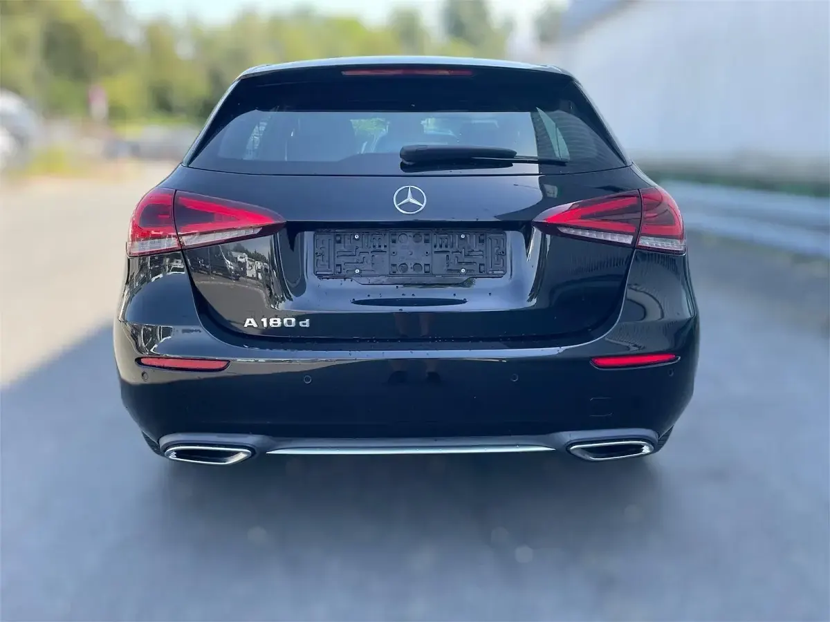 Gebraucht Mercedes A180 116 PS (85 kW) 2019 Schwarz Limousine