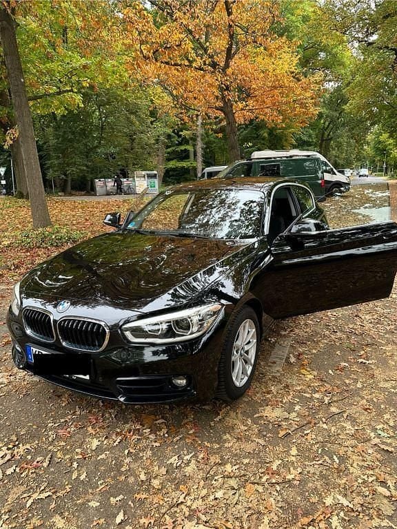 Schwarz Gebraucht 2019 BMW 120 Sport Line Kleinwagen | 18.900 € (Fairer Preis) - Bild 1/4