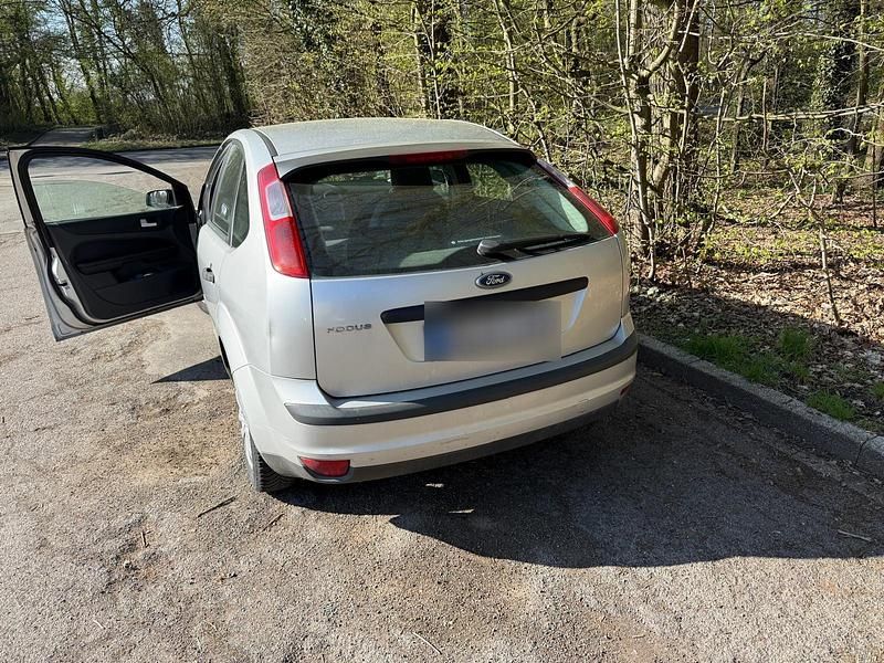 Gebraucht Ford Focus 101 PS (74 kW) 2005 Silber Limousine