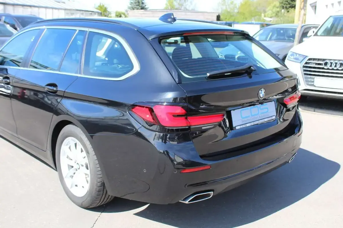 Gebraucht BMW 520 190 PS (139 kW) 2023 Black sapphire metallic Kombi