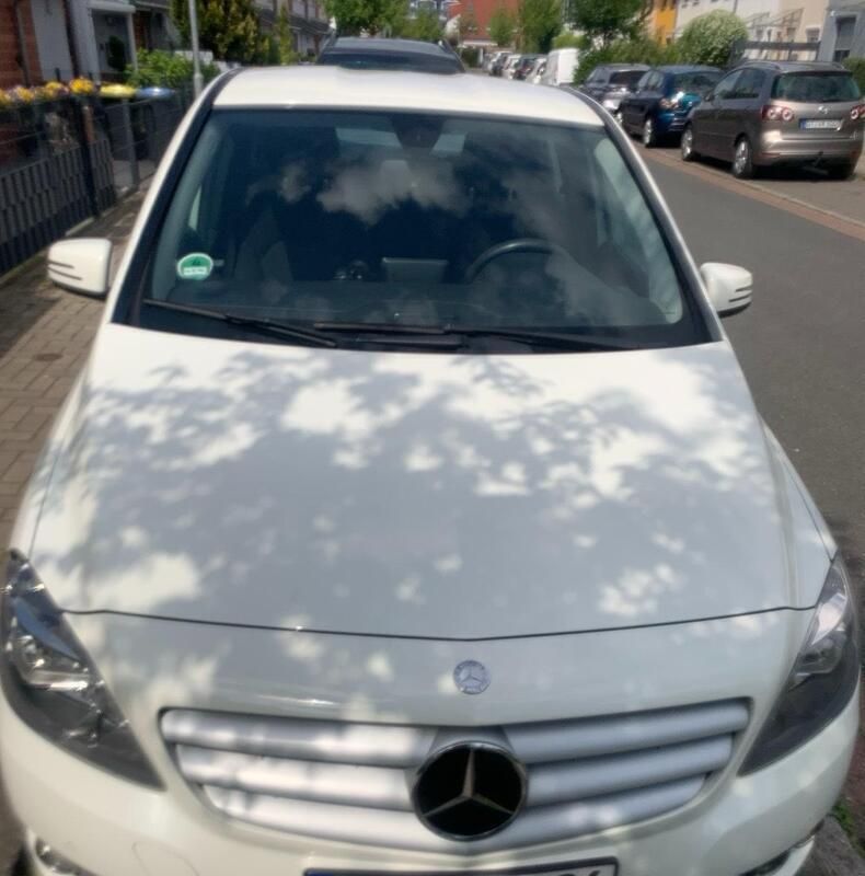Weiß Gebraucht 2013 Mercedes B180 Van / Kleinbus | 7.999 € - Bild 1/4