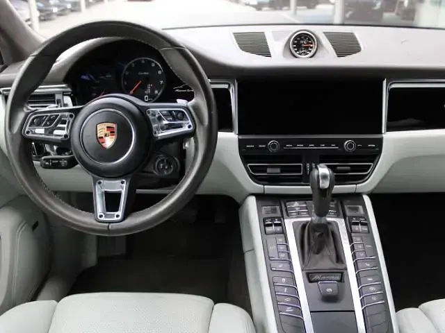 Gebraucht Porsche Macan 441 PS (324 kW) 2019 Tiefschwarzmetallic (metallic) SUV