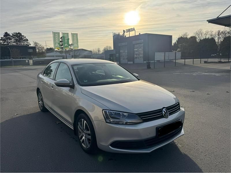 Grau Gebraucht 2013 VW Jetta Limousine | 6.000 € (Fairer Preis) - Bild 1/4