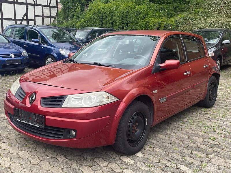 Rot Gebraucht 2006 Renault Mégane II Dynamique Limousine | 699 € (Superpreis) - Bild 1/4