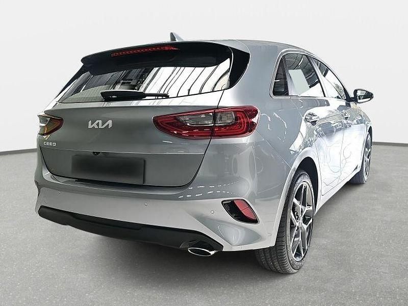 Gebraucht Kia Ceed Spirit 140 PS (102 kW) 2024 Silber Kleinwagen