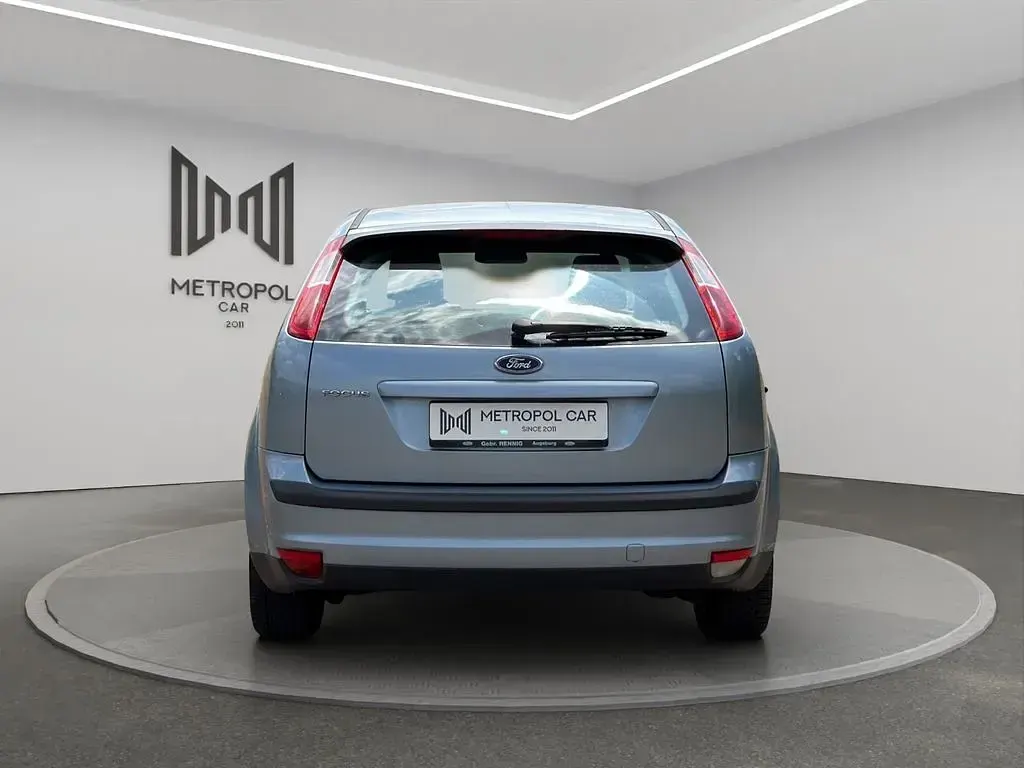 Usado Ford Focus Ghia 116 CV (85 kW) 2005 Azul Berlina