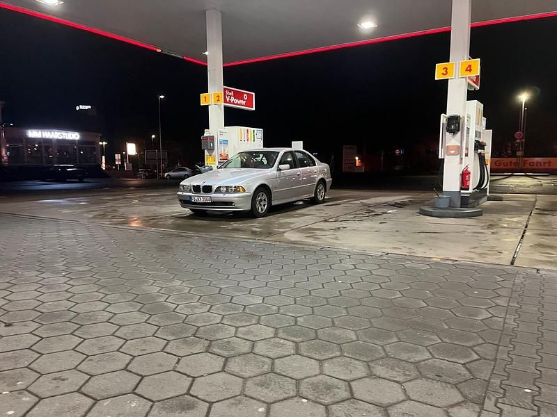 Silber Gebraucht 2002 BMW 520 Limousine | 1.900 € (Superpreis) - Bild 1/4