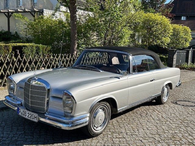 Silber Gebraucht 1962 Mercedes 220 Cabrio | 129.000 € - Bild 1/4