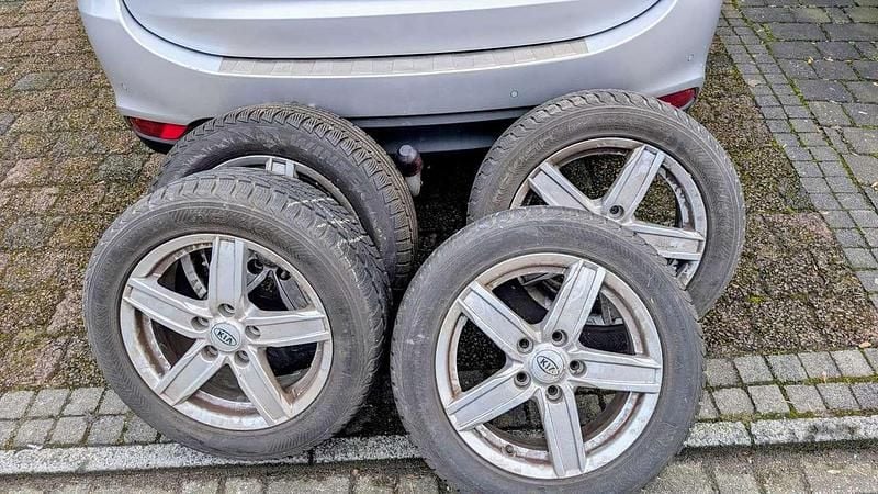 Gebraucht Kia Carens Spirit 136 PS (100 kW) 2014 Silber Van / Kleinbus