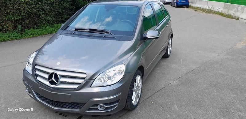 Silber Gebraucht 2010 Mercedes B200 Van / Kleinbus | 6.650 € - Bild 1/4