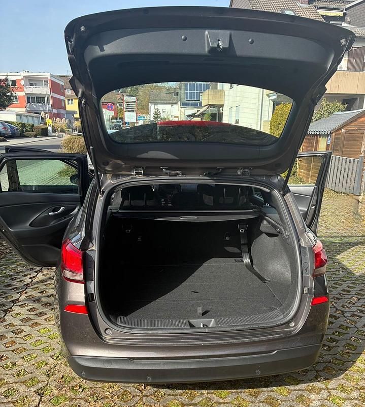 Gebraucht Hyundai i30 115 PS (84 kW) 2018 Grau Kombi