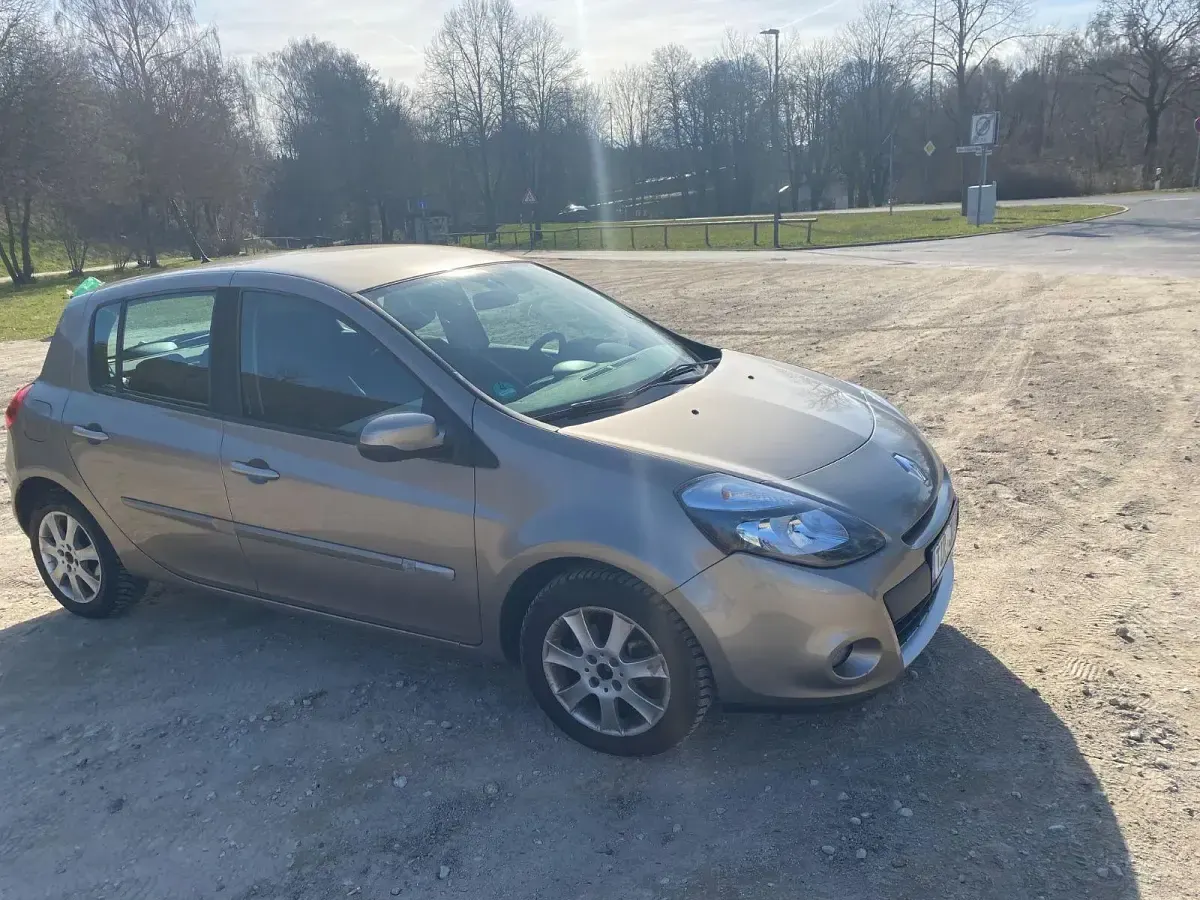 Używany Renault Clio II Expression 75 KM (55 kW) 2011 Beżowy Hatchback