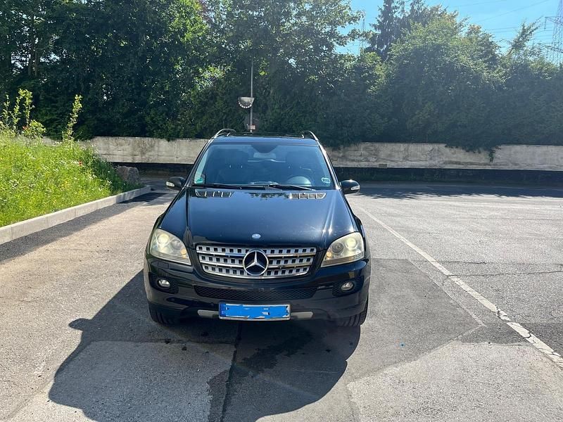 Schwarz Gebraucht 2008 Mercedes ML320 SUV | 12.498 € - Bild 1/4