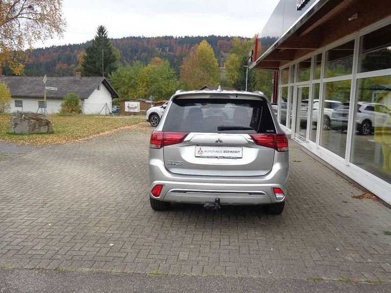 Gebraucht Mitsubishi Outlander P-HEV Basis 135 PS (99 kW) 2020 Silber SUV