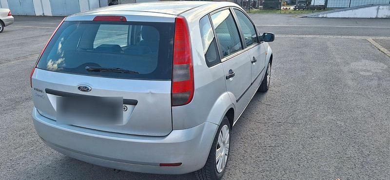 Gebraucht Ford Fiesta 59 PS (43 kW) 2004 Grau Kleinwagen