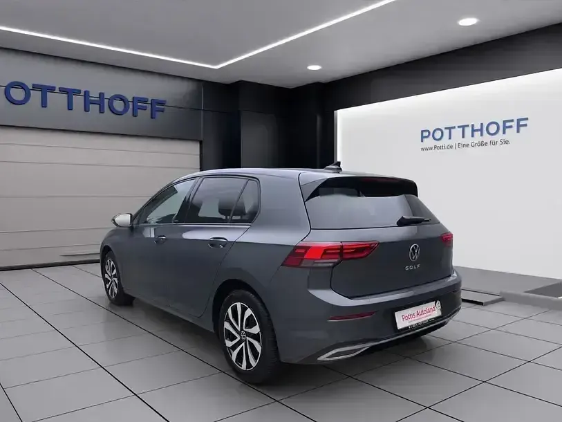Gebraucht VW Golf VIII Active 150 PS (110 kW) 2023 Delfingrau metallic Limousine