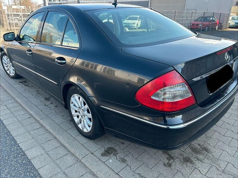 Gebraucht Mercedes E220 Elegance 170 PS (125 kW) 2007 Schwarz Limousine