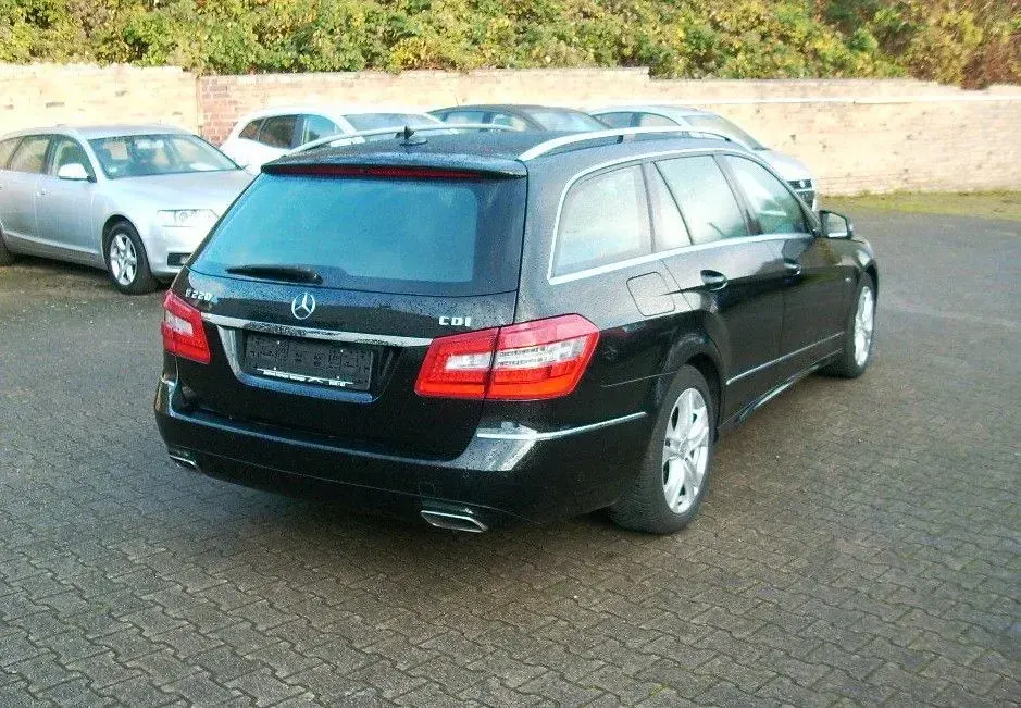 Gebraucht Mercedes E220 Avantgarde 170 PS (125 kW) 2012 Schwarz Limousine