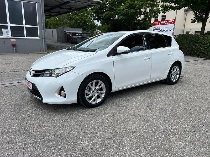 Weiß Gebraucht 2014 Toyota Auris Limousine | 7.200 € (Superpreis) - Bild 1/4