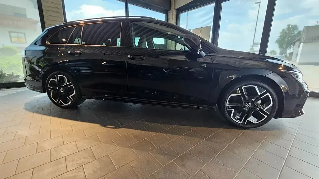 Gebraucht VW Golf VIII R-line 150 PS (110 kW) 2026 Schwarz Kombi