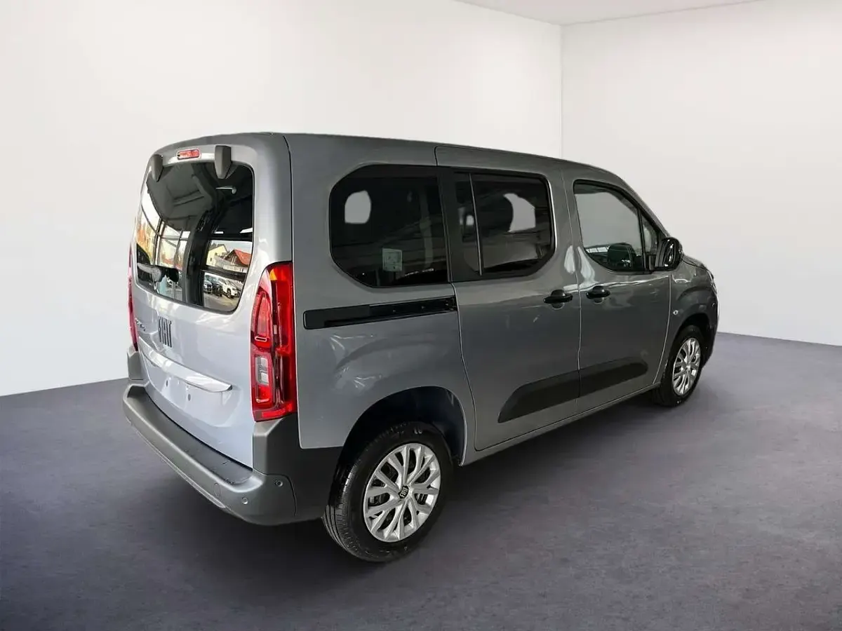 Neu Fiat Doblò 102 PS (75 kW) 2025 113 silber Van / Kleinbus