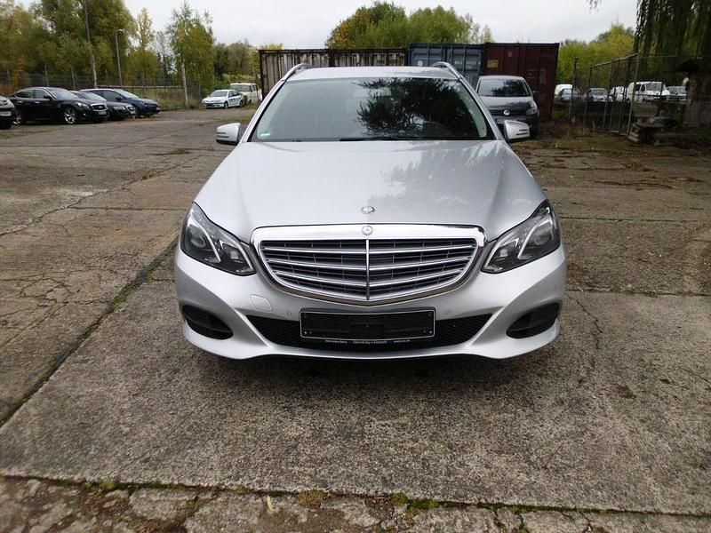 Silber Gebraucht 2013 Mercedes E220 Kombi | 5.990 € (Superpreis) - Bild 1/4