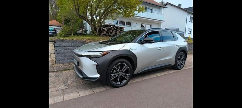 Gebraucht Toyota bZ4X 160 kW (218 PS) 2022 Silber SUV