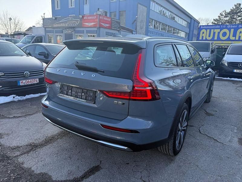 Gebraucht Volvo V60 CC Plus 250 PS (183 kW) 2022 Grau Kombi