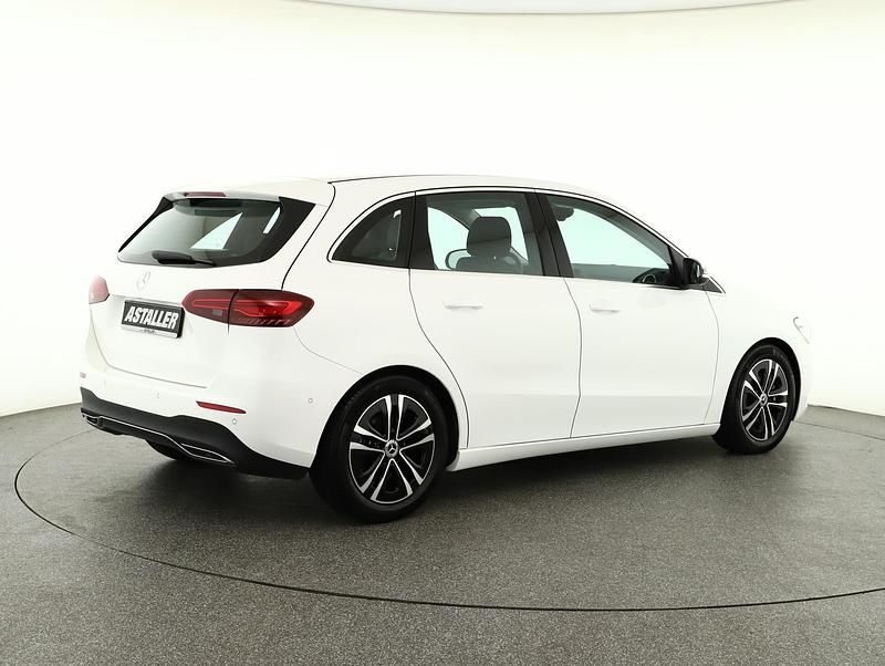 Gebraucht Mercedes B200 Progressive 150 PS (110 kW) 2024 Unilack polarweiß Van / Kleinbus