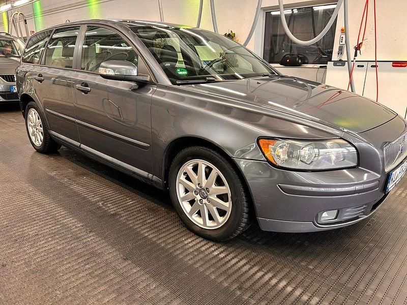 Grau Gebraucht 2007 Volvo V50 Momentum Kombi | 2.500 € (Guter Preis) - Bild 1/4
