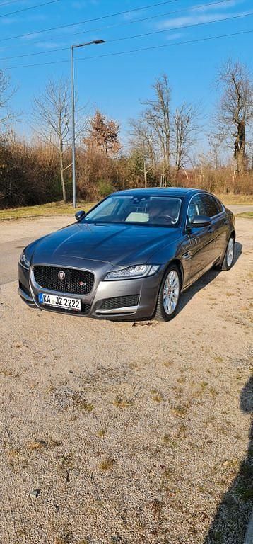 Grau Gebraucht 2017 Jaguar XF R-Sport Limousine | 11.650 € (Superpreis) - Bild 1/4