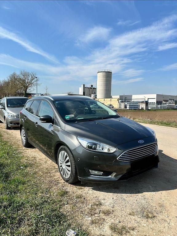 Gebraucht Ford Focus Titanium 125 PS (91 kW) 2018 Grau Kombi