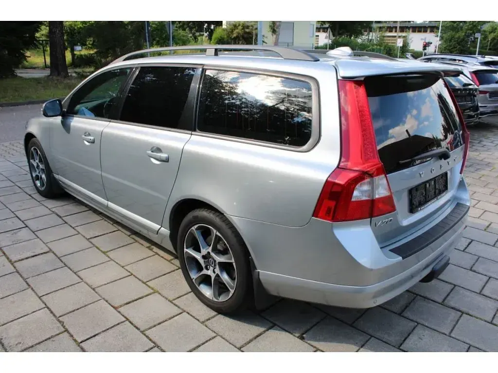 Gebraucht Volvo V70 Momentum 145 PS (106 kW) 2010 Electricsilver (metallic) Kombi